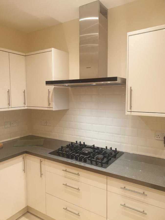 London Luxury Apartments 4 Min Walk From Ilford Station, With Free Parking Free Wifi Bagian luar foto