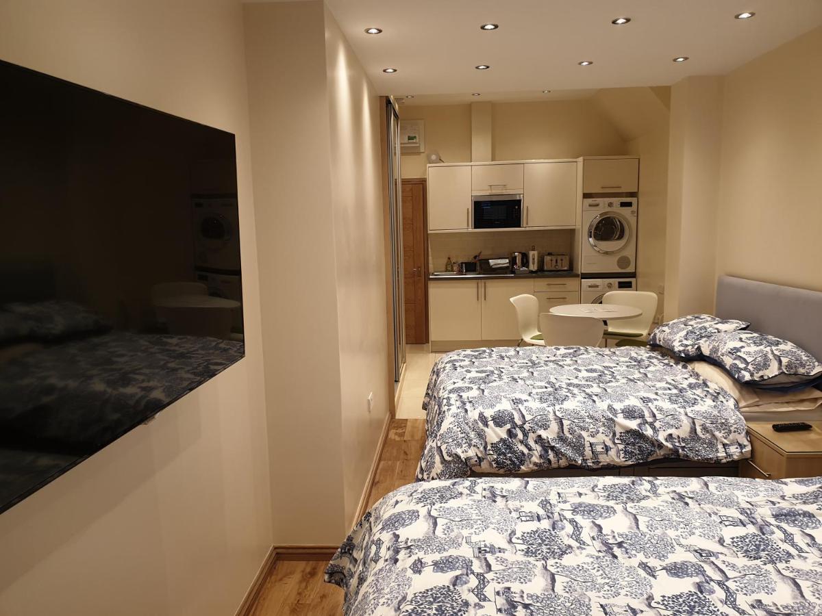 London Luxury Apartments 4 Min Walk From Ilford Station, With Free Parking Free Wifi Bagian luar foto