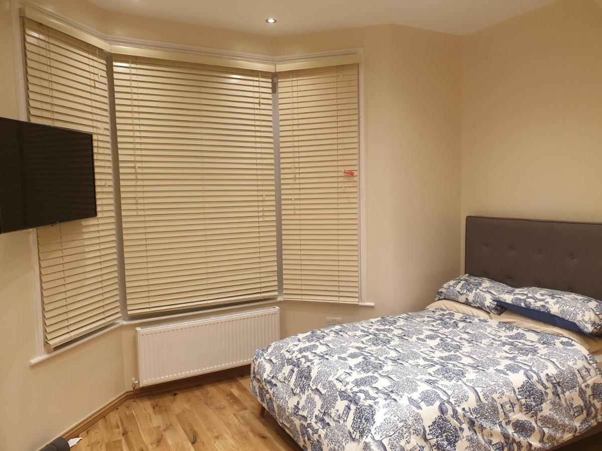 London Luxury Apartments 4 Min Walk From Ilford Station, With Free Parking Free Wifi Bagian luar foto