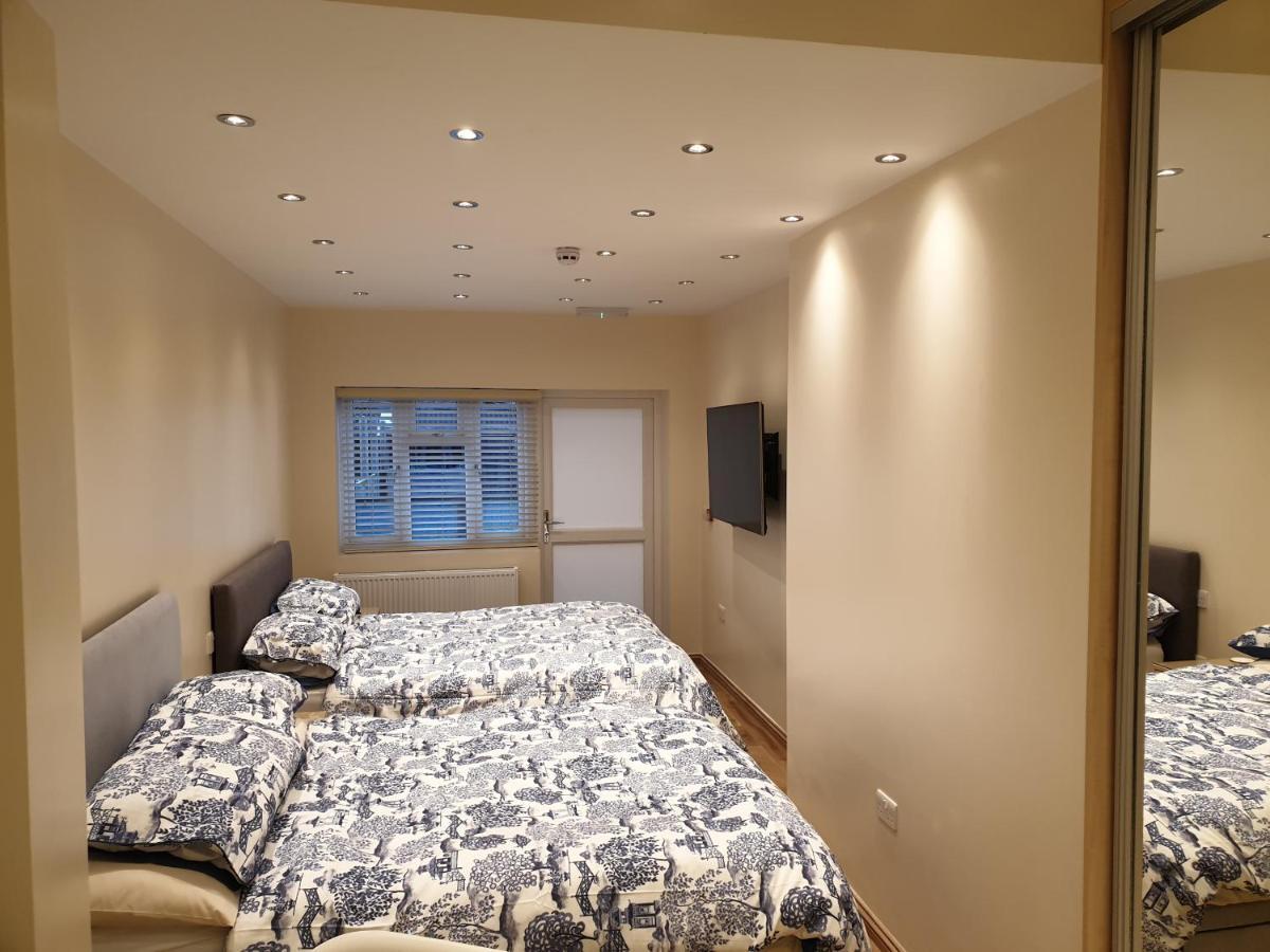 London Luxury Apartments 4 Min Walk From Ilford Station, With Free Parking Free Wifi Bagian luar foto