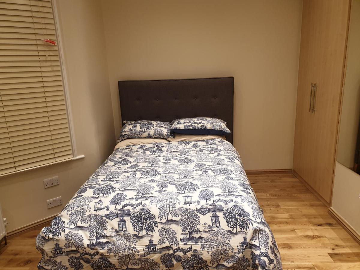 London Luxury Apartments 4 Min Walk From Ilford Station, With Free Parking Free Wifi Bagian luar foto