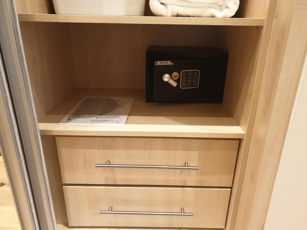 London Luxury Apartments 4 Min Walk From Ilford Station, With Free Parking Free Wifi Bagian luar foto