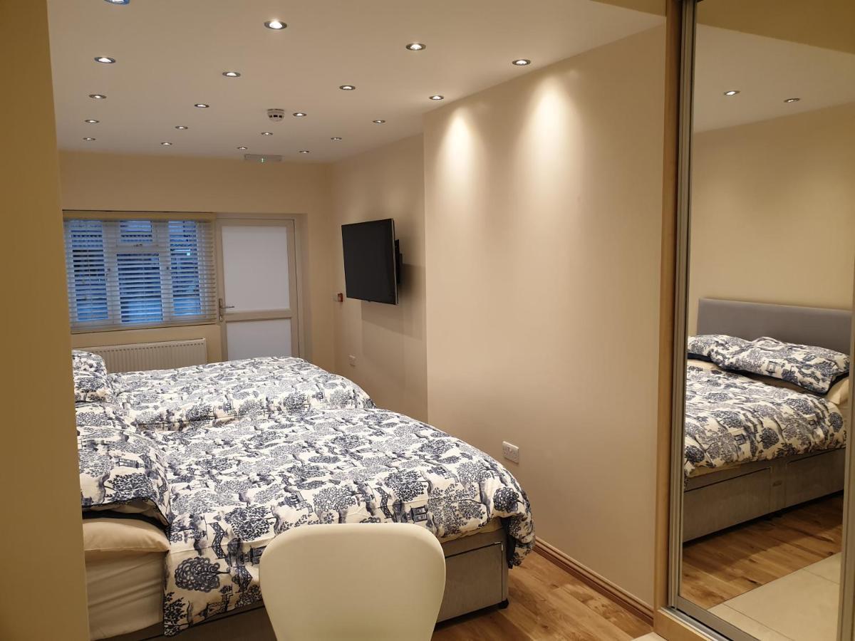 London Luxury Apartments 4 Min Walk From Ilford Station, With Free Parking Free Wifi Bagian luar foto