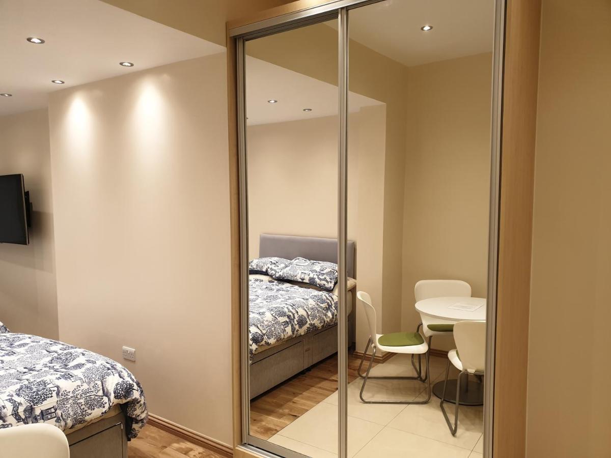 London Luxury Apartments 4 Min Walk From Ilford Station, With Free Parking Free Wifi Bagian luar foto