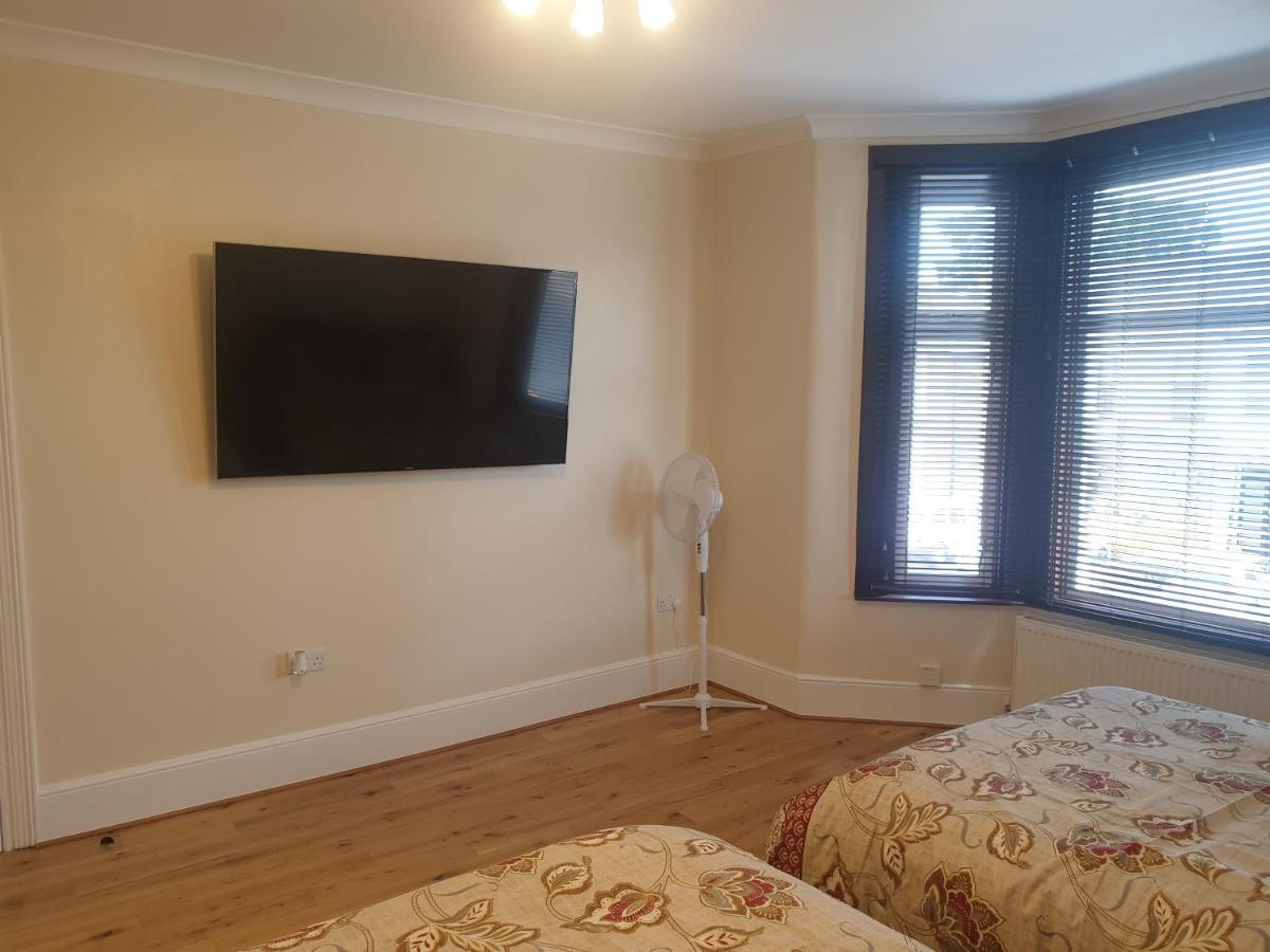 London Luxury Apartments 4 Min Walk From Ilford Station, With Free Parking Free Wifi Bagian luar foto