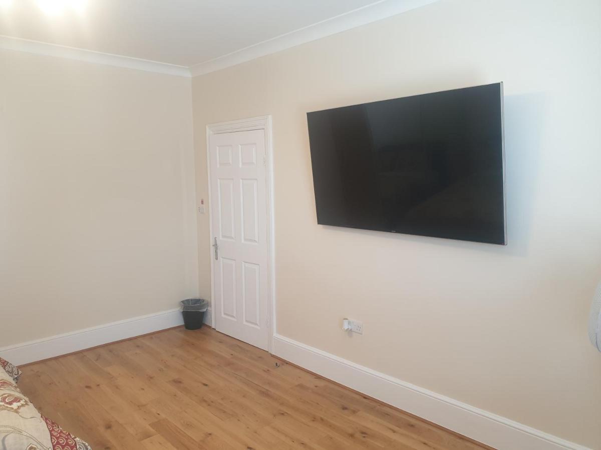 London Luxury Apartments 4 Min Walk From Ilford Station, With Free Parking Free Wifi Bagian luar foto