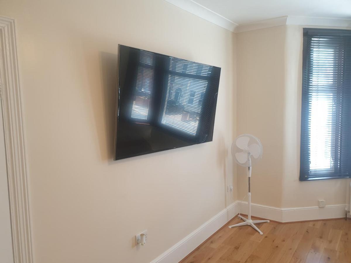 London Luxury Apartments 4 Min Walk From Ilford Station, With Free Parking Free Wifi Bagian luar foto